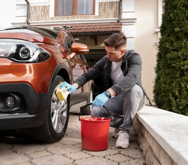 Lavage auto à domicile Saint-Romain-de-Popey : professionnel intervenant sur un véhicule